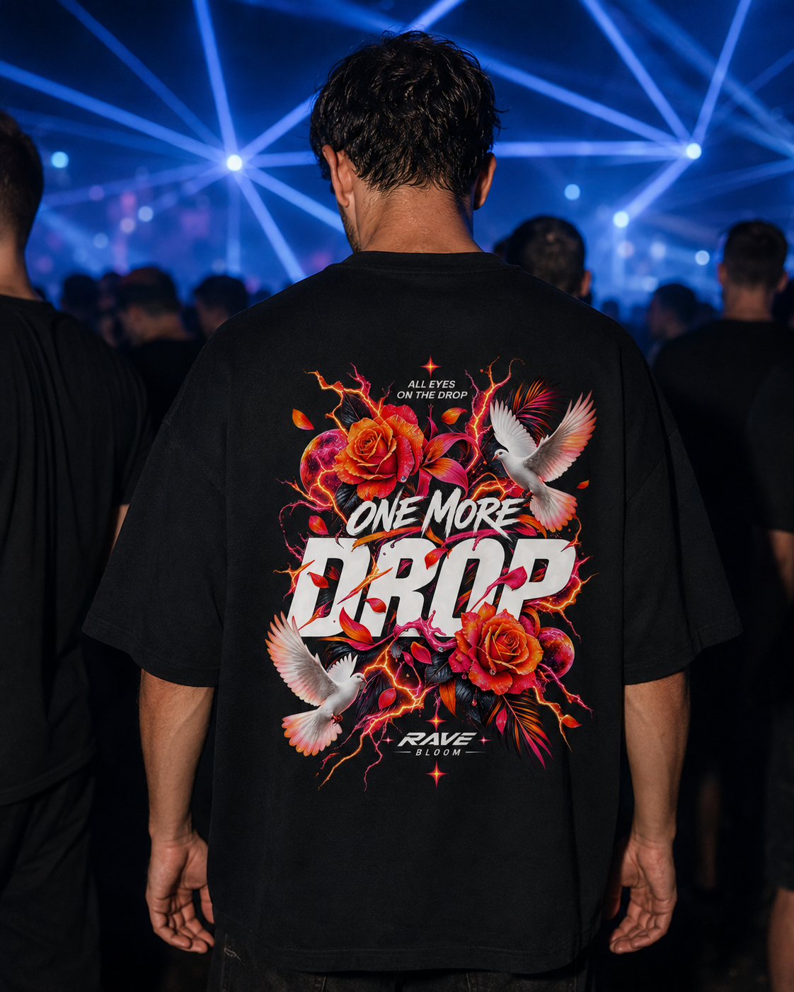 All Eyes On The Drop Oversized Shirt - schwarzes Oversized-Shirt getragen auf dem Rave