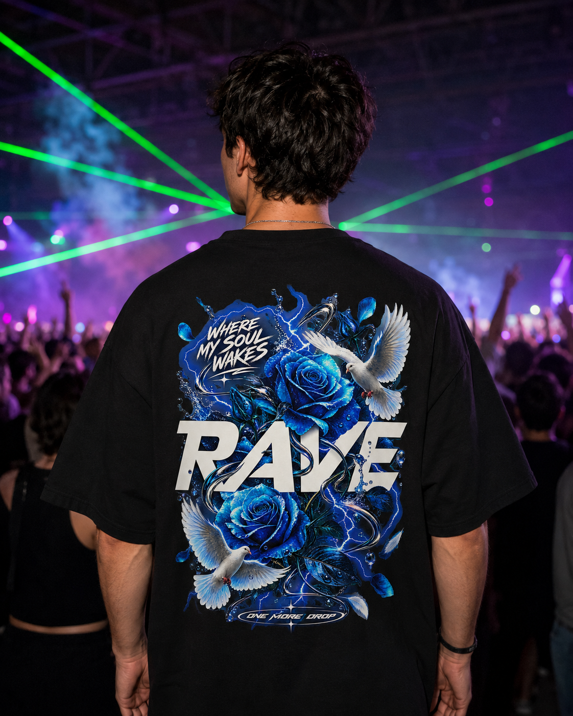 Where My Soul Wakes Oversized Shirt (Backprint) - schwarzes Oversized-Shirt getragen auf dem Rave