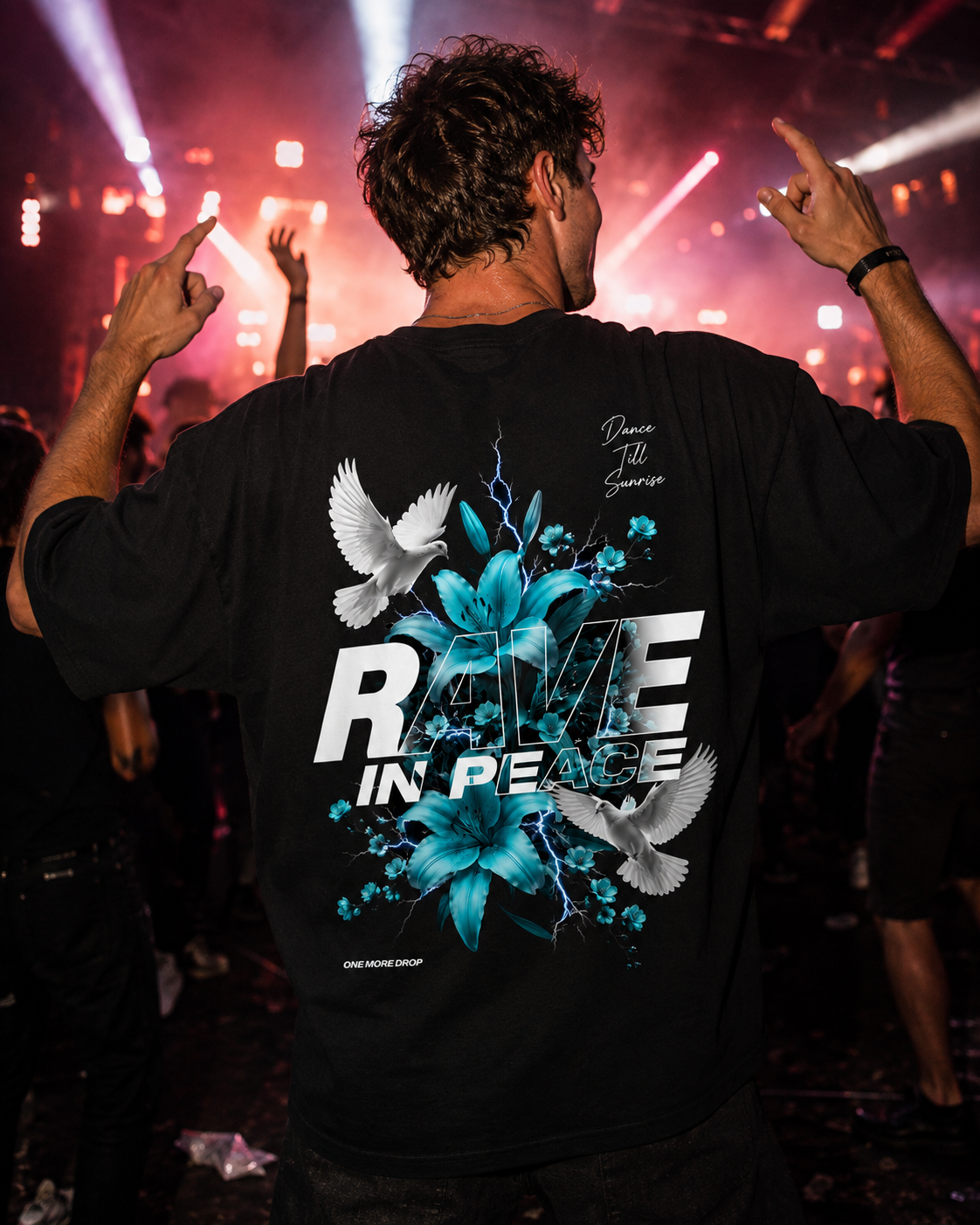 Rave in Peace Oversized Shirt in Türkis – schwarzes Oversized-Shirt mit Rückenprint, getragen auf dem Rave