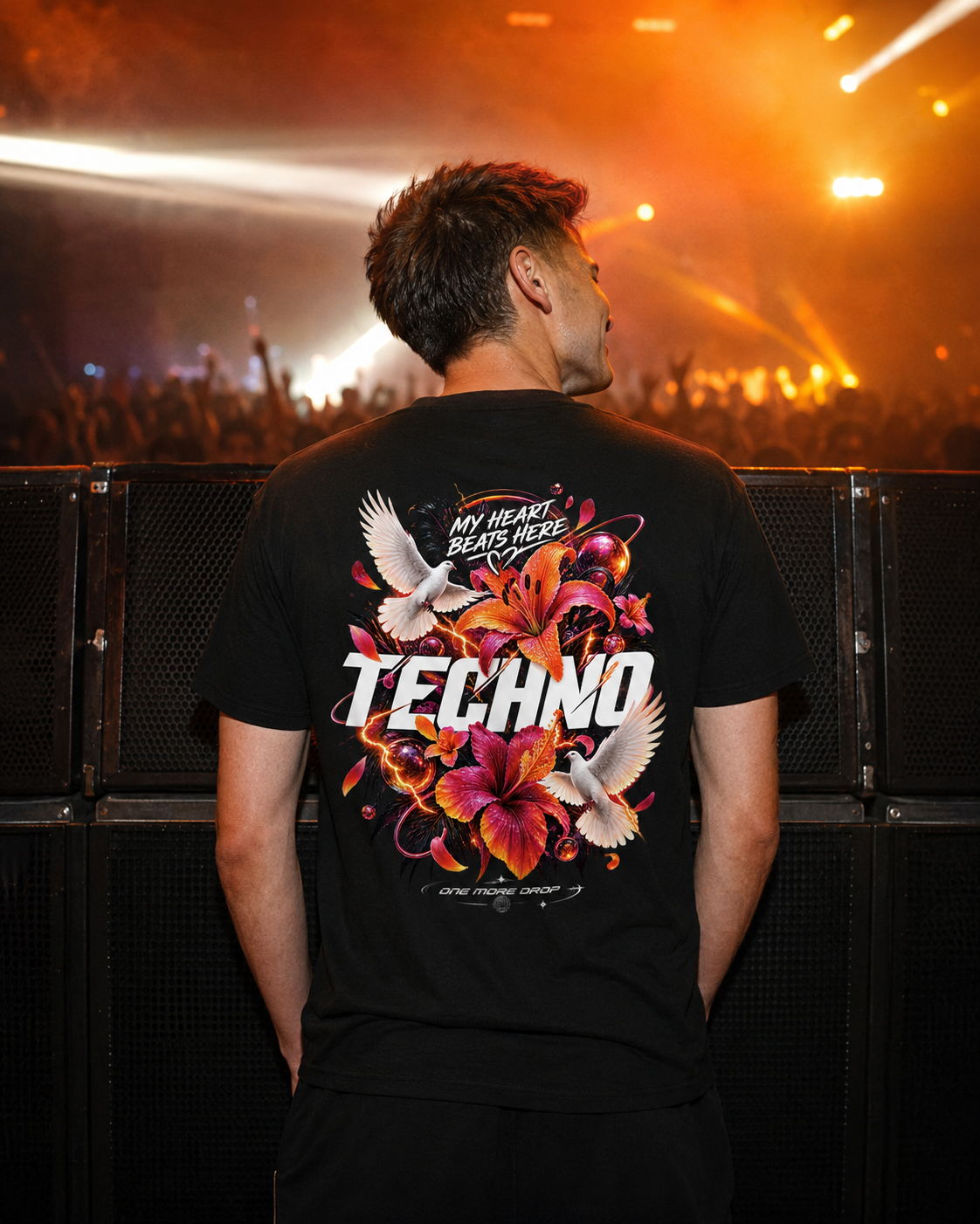 My Heart Beats Here - schwarzes Unisex-Shirt getragen auf dem Rave