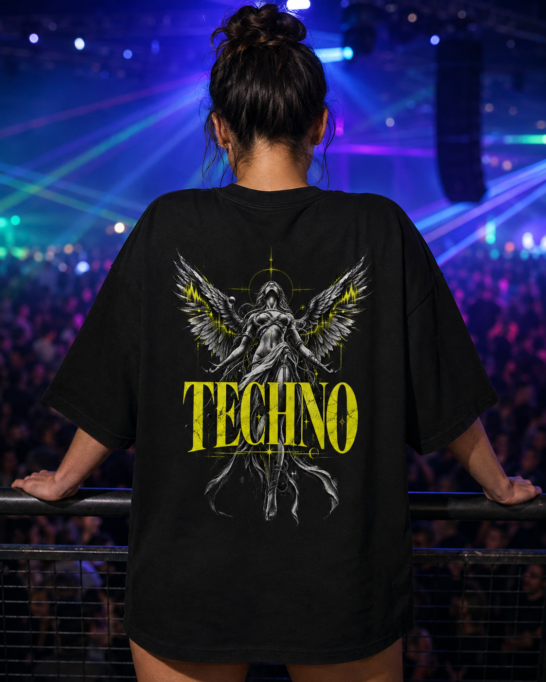 Techno Angel Oversized Shirt - schwarzes Oversized-Shirt getragen auf dem Rave