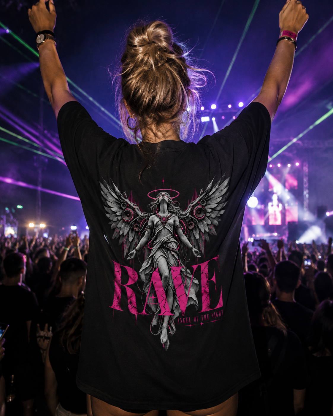 Angel Of The Night Oversized Shirt - schwarzes Oversized-Shirt getragen auf dem Rave