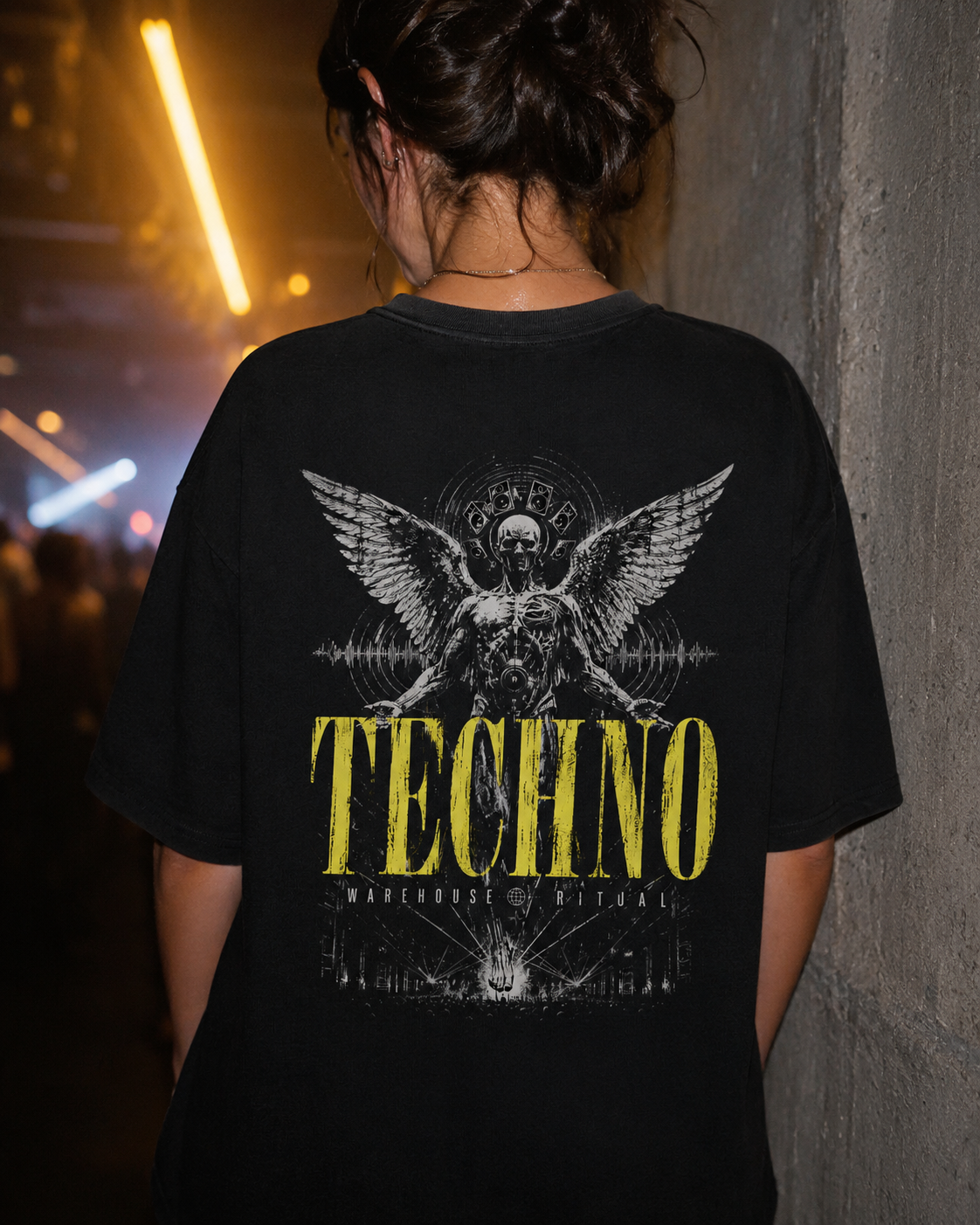 Warehouse Ritual Oversized Shirt - schwarzes Oversized-Shirt getragen auf dem Rave