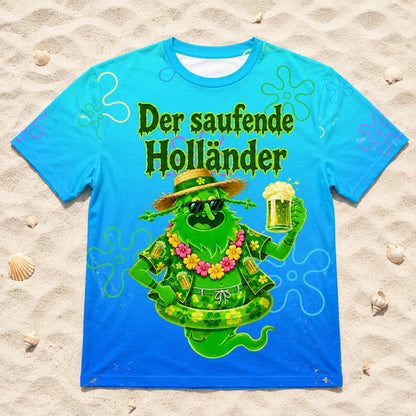 Der saufende Hollaender Alloverprint T-Shirt - All-Over-Print T-Shirt flach im Strandsand liegend