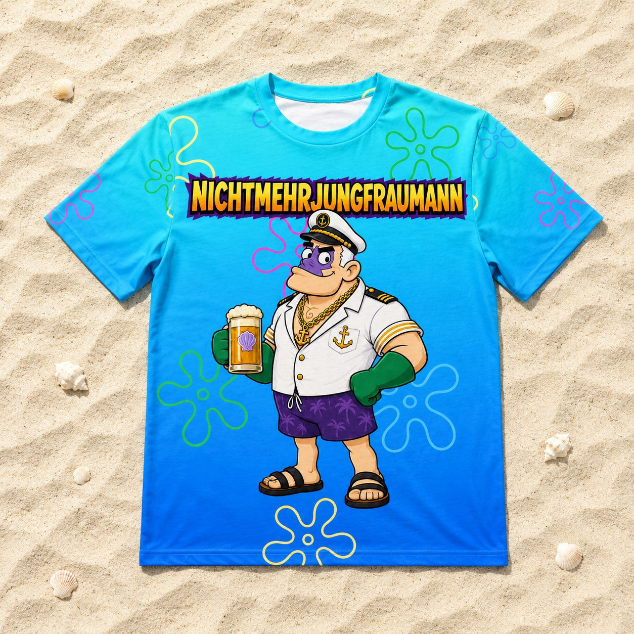 Nichtmehrjungfraumann Alloverprint T-Shirt - All-Over-Print T-Shirt flach im Strandsand liegend