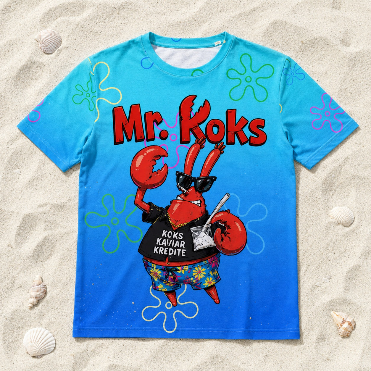 Mr Koks Alloverprint T-Shirt - All-Over-Print T-Shirt flach im Strandsand liegend