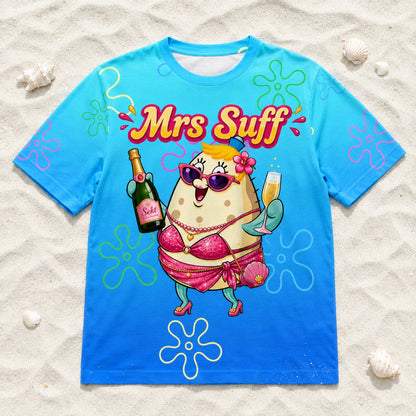 Mrs Suff Alloverprint T-Shirt - All-Over-Print T-Shirt flach im Strandsand liegend