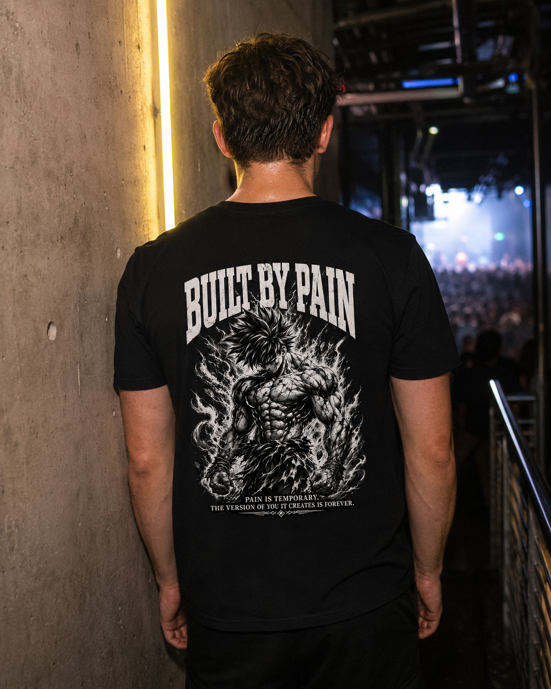 Built By Pain Unisex Shirt - schwarzes Unisex-Shirt getragen auf dem Rave