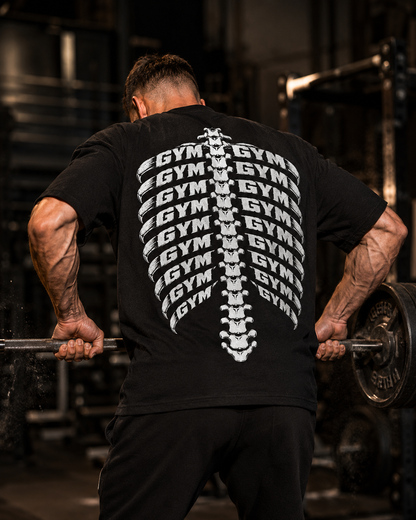 Gym Skelett Oversized Shirt – schwarzes Oversized-Shirt mit Rippen-Rückenprint, getragen im Gym