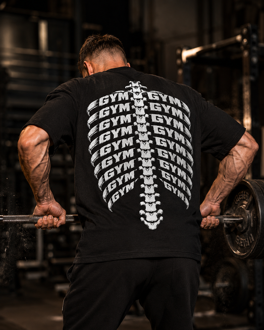 Gym Skelett Oversized Shirt – schwarzes Oversized-Shirt mit Rippen-Rückenprint, getragen im Gym