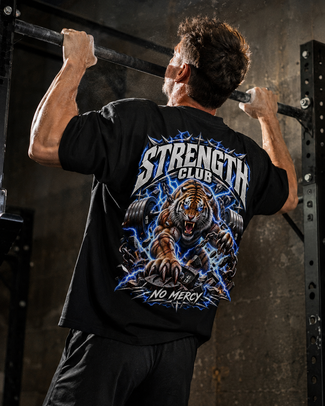 Strength Club Tiger Oversized Shirt – schwarzes Oversized-Shirt mit Rückenprint, getragen im Gym