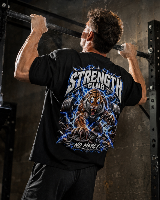 Strength Club Tiger Oversized Shirt – schwarzes Oversized-Shirt mit Rückenprint, getragen im Gym