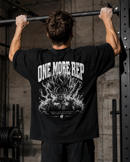 One More Rep Oversized Shirt - schwarzes Oversized-Shirt getragen im Gym