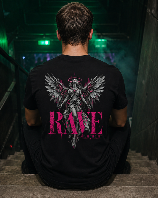 Angel Of The Night Unisex Shirt - schwarzes Unisex-Shirt getragen auf dem Rave