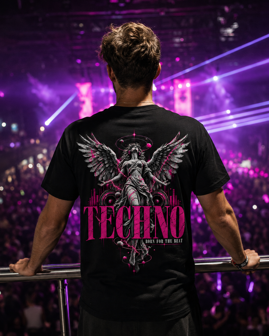 Born For The Beat Unisex Shirt - schwarzes Unisex-Shirt getragen auf dem Rave