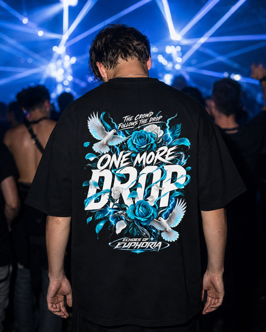 Echoes of Euphoria Oversized Shirt - schwarzes Oversized-Shirt getragen auf dem Rave