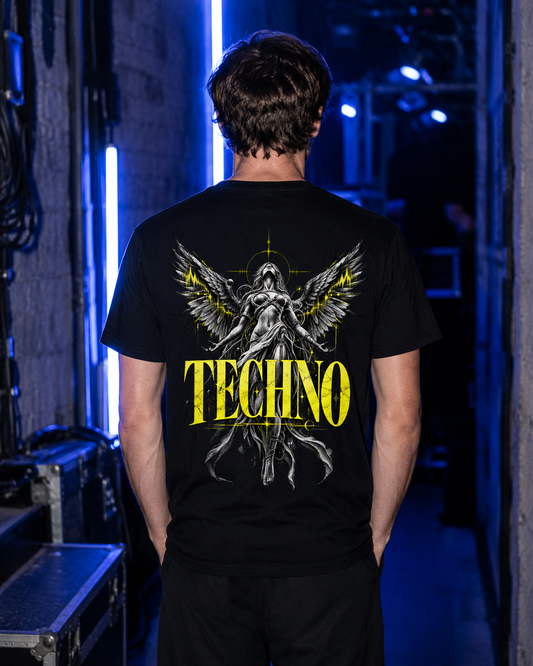 Techno Angel Unisex Shirt - schwarzes Unisex-Shirt getragen auf dem Rave