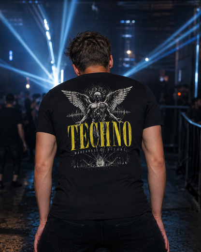 Warehouse Ritual Unisex Shirt - schwarzes Unisex-Shirt getragen auf dem Rave