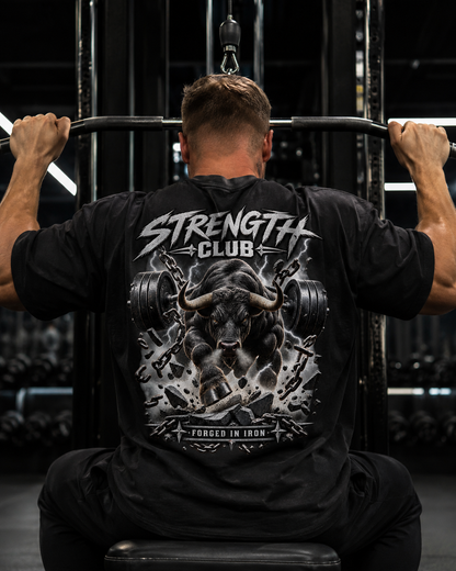 Strength Club Bulle Oversized Shirt – schwarzes Oversized-Shirt mit Bullen-Rückenprint am Latzug im Gym
