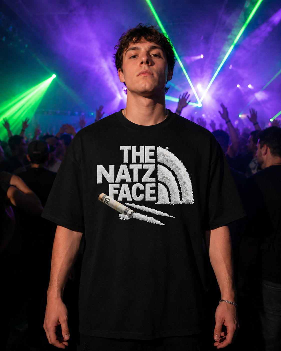 The Natz Face Oversized Shirt - schwarzes Oversized-Shirt getragen auf dem Rave