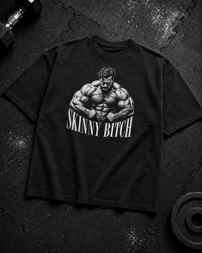 Skinny Bitch Oversized Shirt - schwarzes Oversized-Shirt mit Frontprint, Flat-Lay auf Gym-Boden