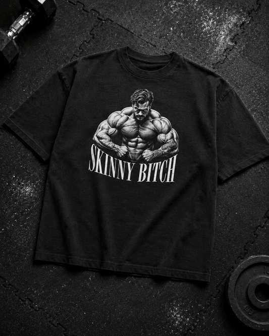 Skinny Bitch Oversized Shirt - schwarzes Oversized-Shirt mit Frontprint, Flat-Lay auf Gym-Boden
