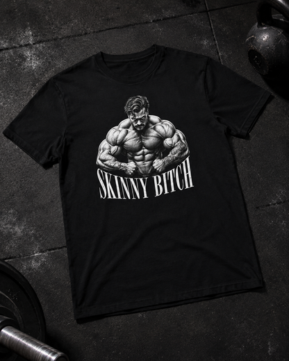 Skinny Bitch Unisex Shirt - schwarzes Unisex-Shirt mit Frontprint, Flat-Lay auf Gym-Boden