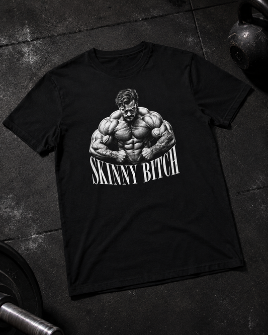 Skinny Bitch Unisex Shirt - schwarzes Unisex-Shirt mit Frontprint, Flat-Lay auf Gym-Boden