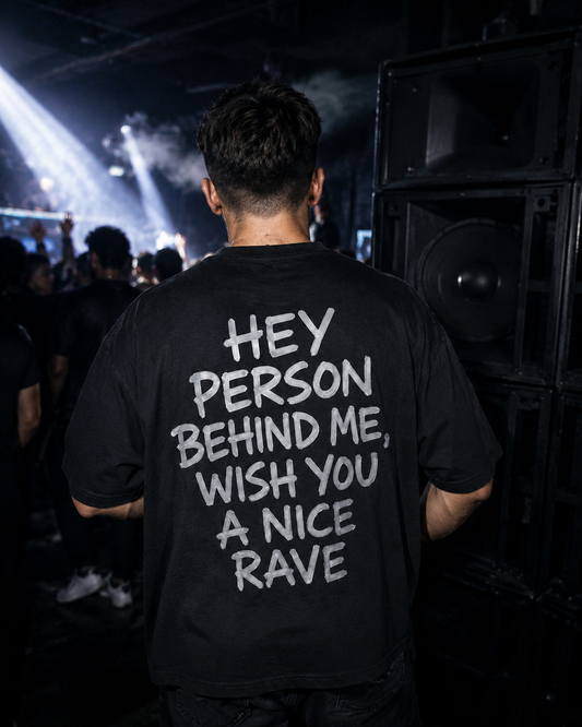 Nice Rave (Backprint) Oversized Shirt - schwarzes Oversized-Shirt getragen auf dem Rave