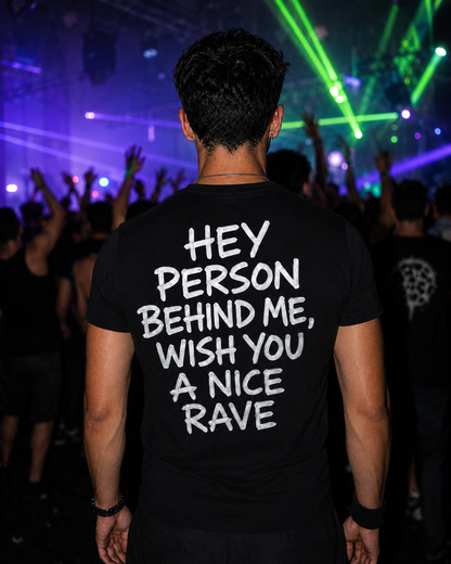 Nice Rave (Backprint) Shirt Unisex - schwarzes Unisex-Shirt getragen auf dem Rave