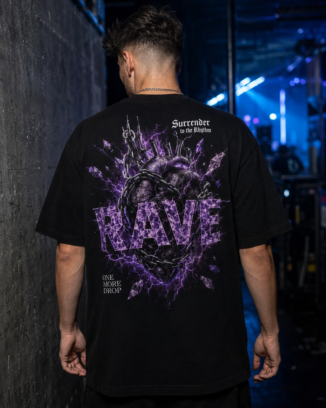 RAVE RITUAL (Backprint) Oversized Shirt - schwarzes Oversized-Shirt getragen auf dem Rave
