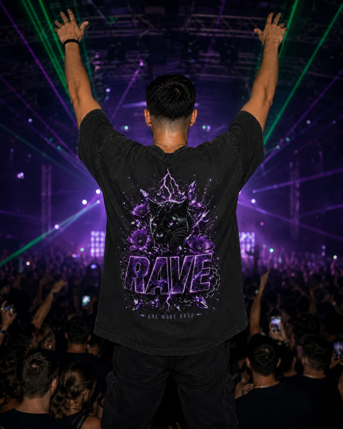 Panther Rave (Backprint) Oversized Shirt - schwarzes Oversized-Shirt getragen auf dem Rave