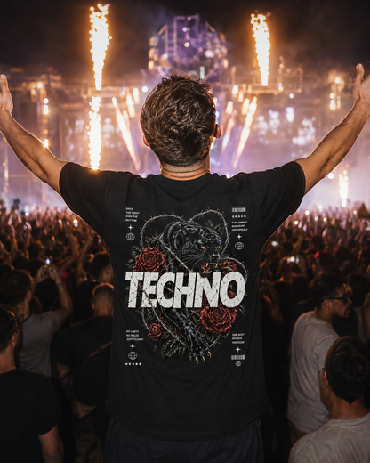 Techno Panther (Backprint) Shirt Unisex - schwarzes Unisex-Shirt getragen auf dem Rave