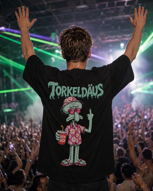 Torkeldäus (Backprint) Oversized Shirt - schwarzes Oversized-Shirt getragen auf dem Rave