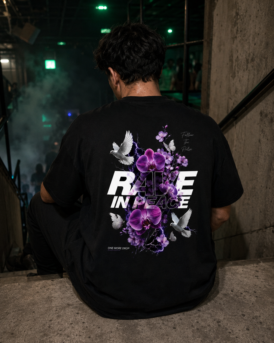Rave in Peace Lila Oversized Shirt - schwarzes Oversized-Shirt getragen auf dem Rave