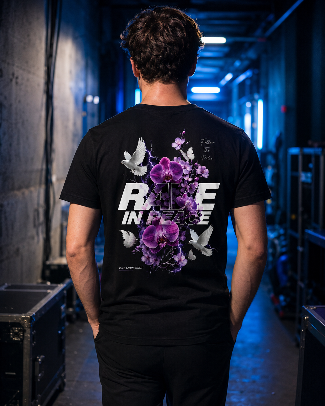 Rave in Peace: Neon Blossoms Shirt Unisex - schwarzes Unisex-Shirt getragen auf dem Rave