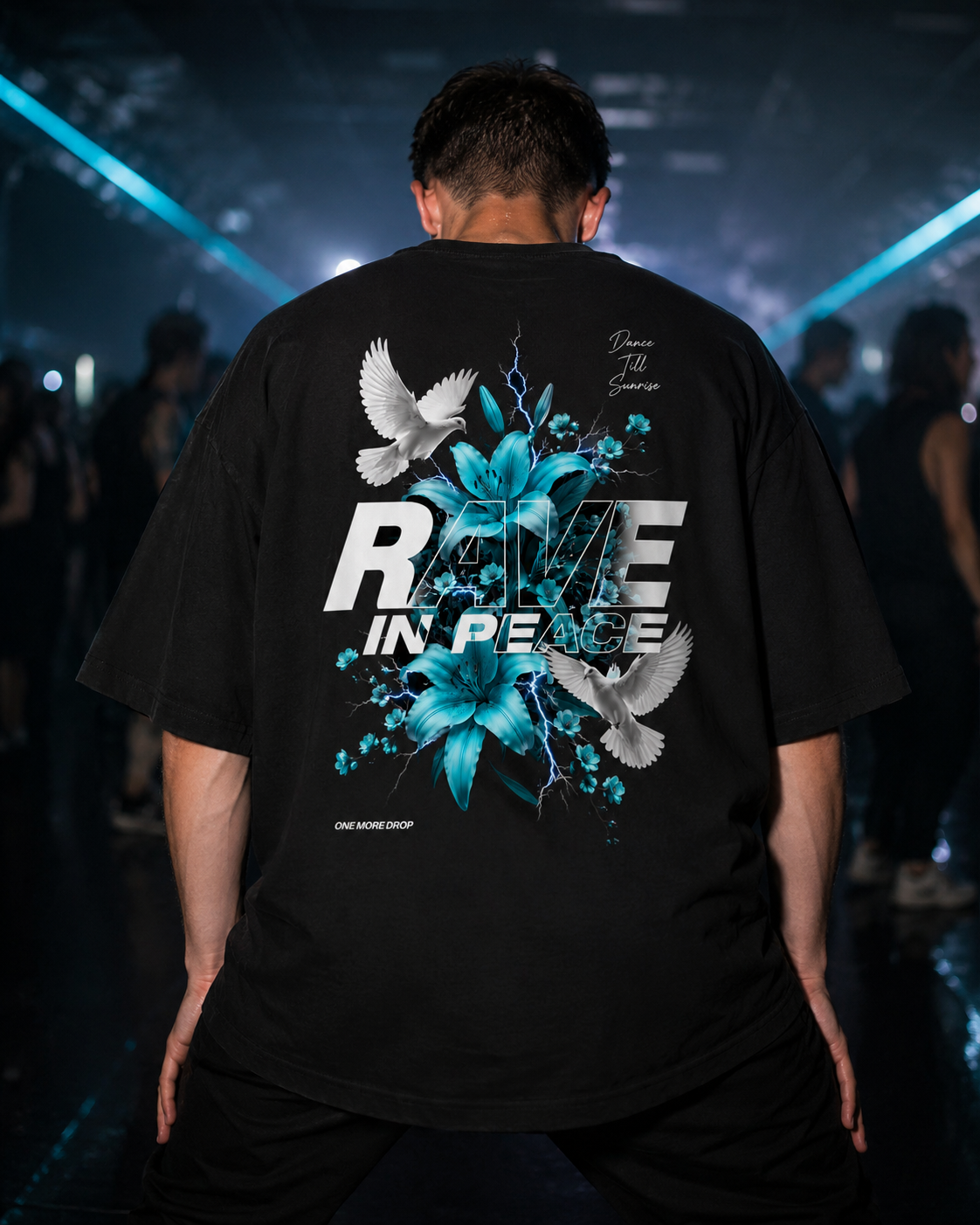 Rave in Peace Türkis Oversized Shirt - schwarzes Oversized-Shirt getragen auf dem Rave