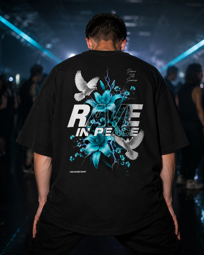 Rave in Peace Türkis Oversized Shirt - schwarzes Oversized-Shirt getragen auf dem Rave