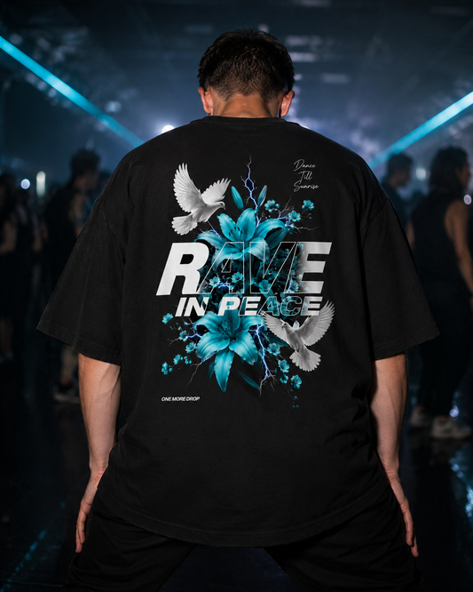 Rave in Peace Türkis Oversized Shirt - schwarzes Oversized-Shirt getragen auf dem Rave