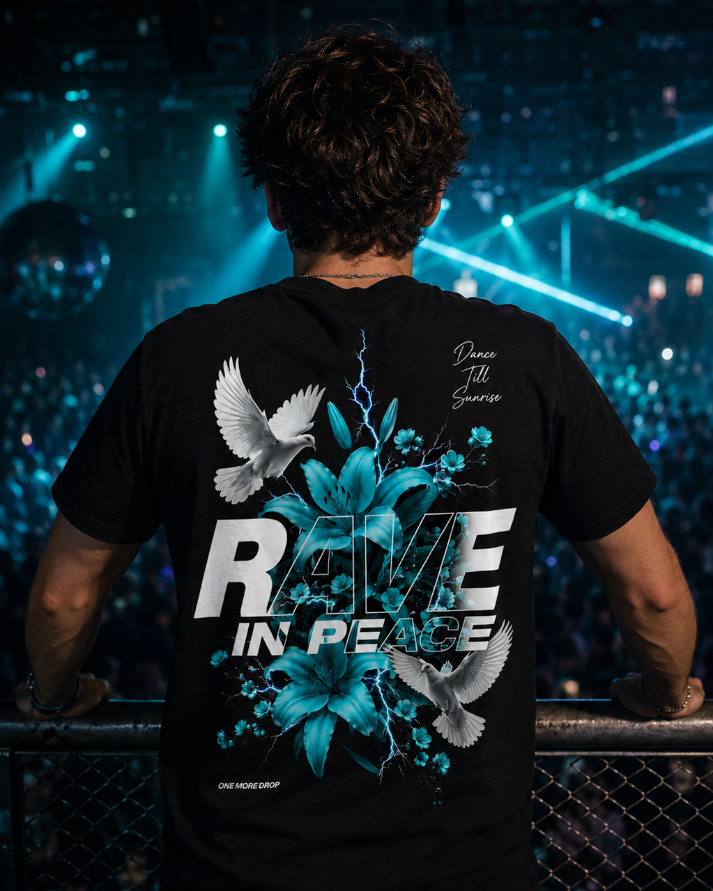 Rave in Frieden mit Blumen Shirt Unisex - schwarzes Unisex-Shirt getragen auf dem Rave