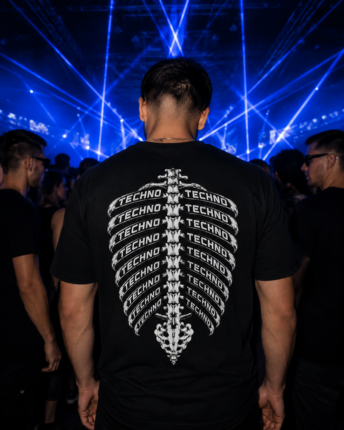 Techno-Skelett mit stilisierten Rippen Shirt Unisex - schwarzes Unisex-Shirt getragen auf dem Rave