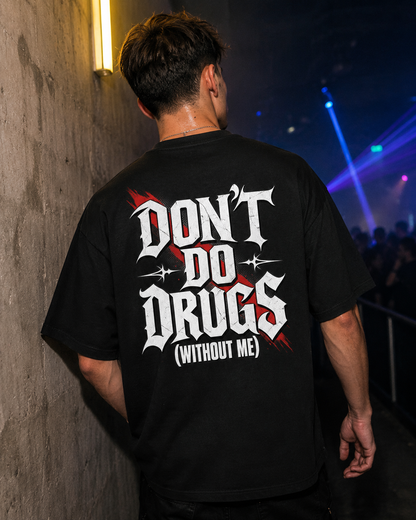 (Without Me) Oversized Shirt - schwarzes Oversized-Shirt getragen auf dem Rave