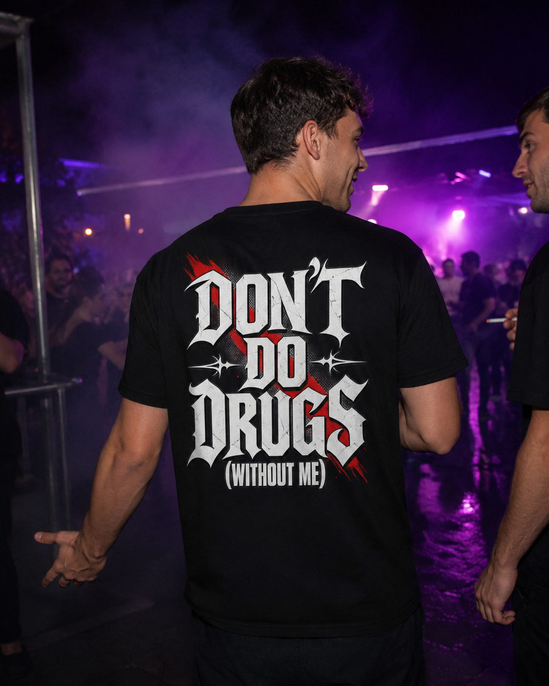 (Without Me) Shirt Unisex - schwarzes Unisex-Shirt getragen auf dem Rave