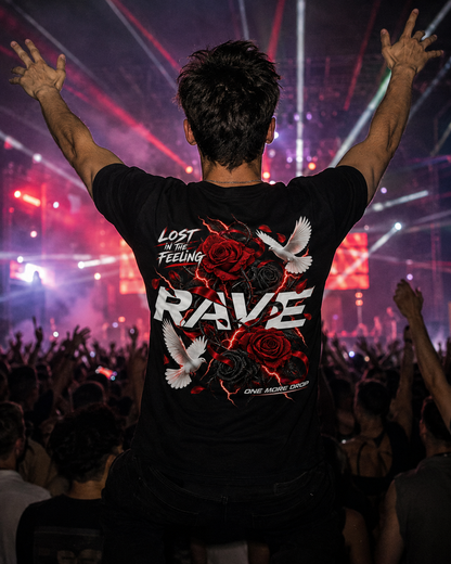 Lost In The Feeling - schwarzes Unisex-Shirt getragen auf dem Rave