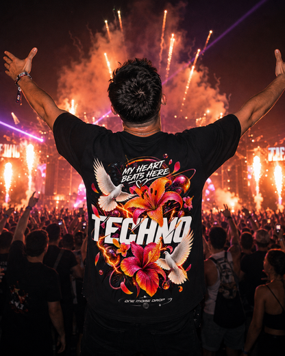 My Heart Beats Here - schwarzes Unisex-Shirt getragen auf dem Rave