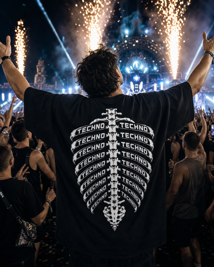 Techno Skelett Oversized Shirt - schwarzes Oversized-Shirt getragen auf dem Rave