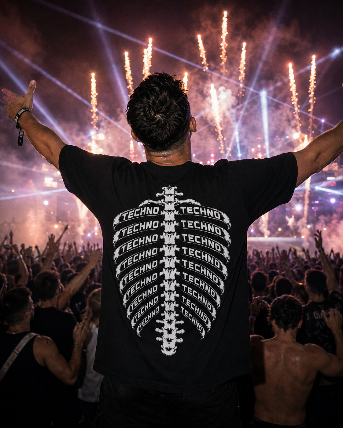 Techno Skelett Shirt Unisex - schwarzes Unisex-Shirt getragen auf dem Rave