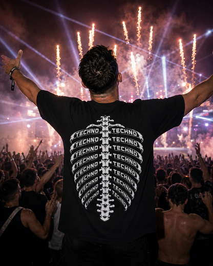 Techno Skelett Shirt Unisex - schwarzes Unisex-Shirt getragen auf dem Rave