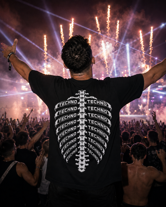 Techno Skelett Shirt Unisex - schwarzes Unisex-Shirt getragen auf dem Rave