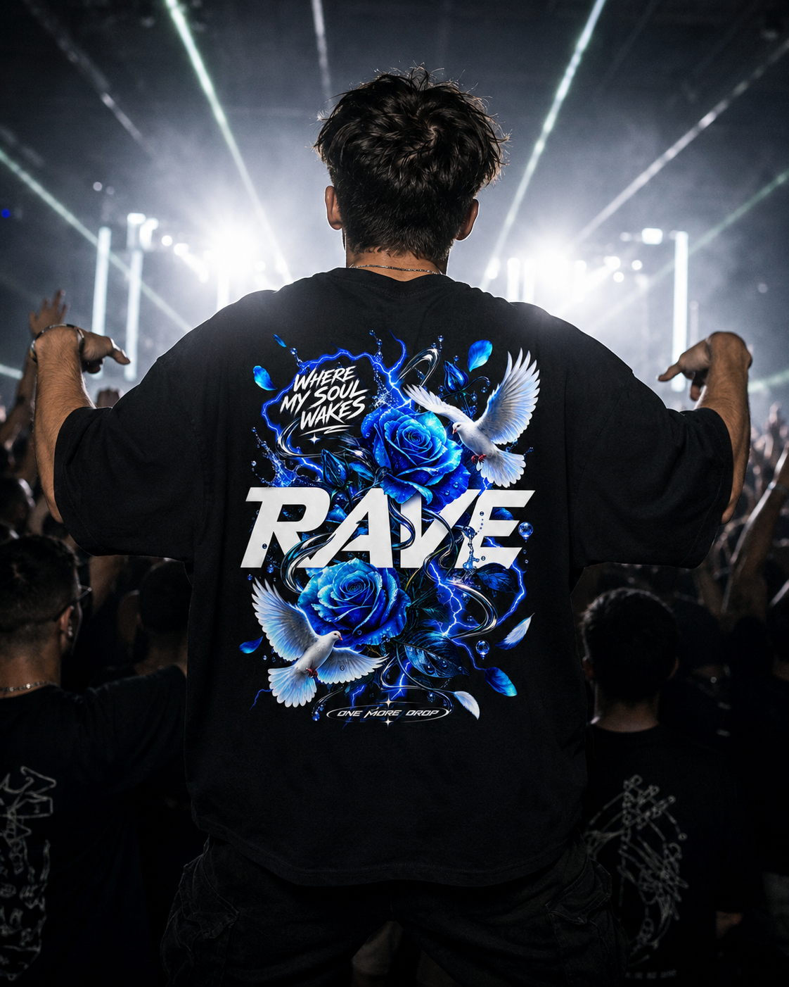Where My Soul Wakes Oversized Shirt - schwarzes Oversized-Shirt getragen auf dem Rave